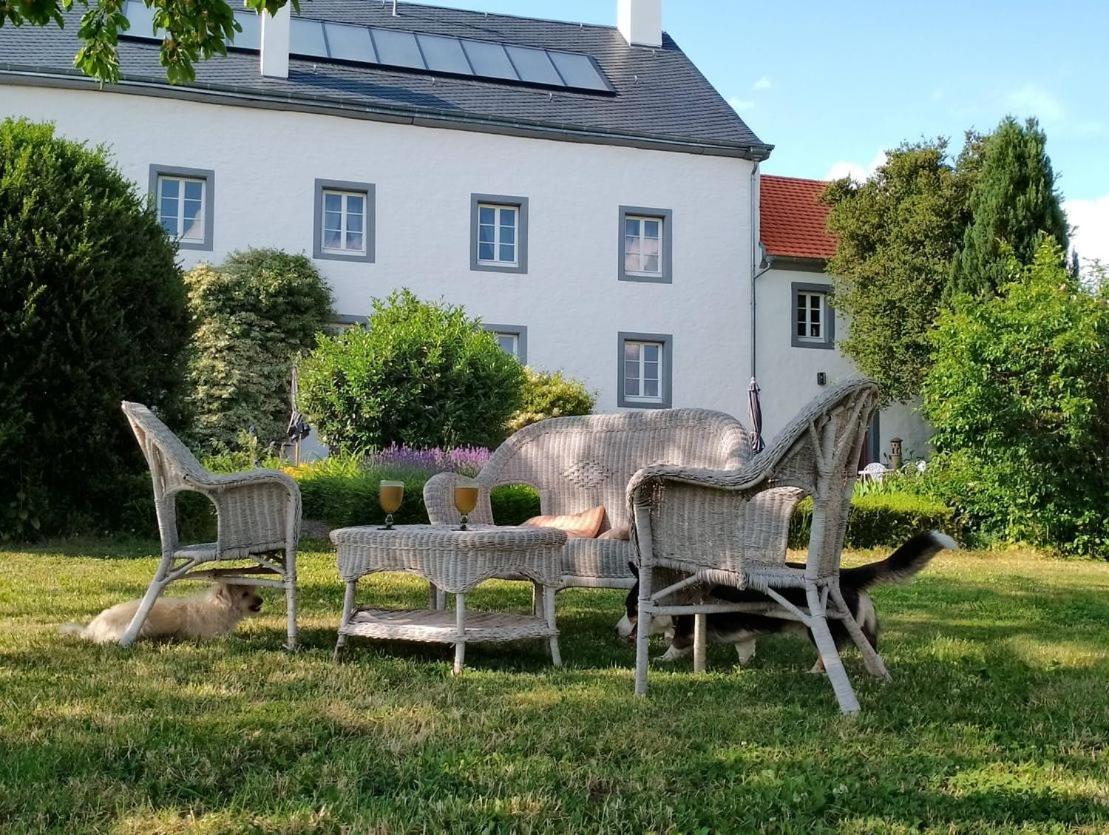 B&B Gutshaus De La Fontaine Feilsdorf Luaran gambar